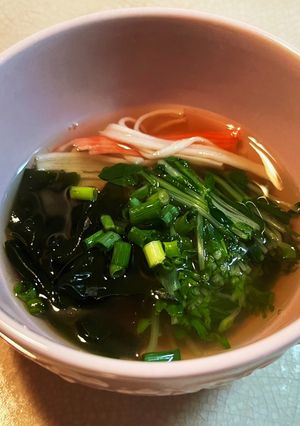 キノコのお出汁で豆苗シャキシャキスープ-レシピのメイン写真