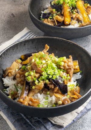 なすと豚ばらの甘辛丼-レシピのメイン写真