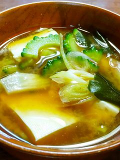 ゴーヤ、茗荷、豆腐、ワカメのお味噌汁-レシピのメイン写真