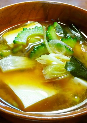 ゴーヤ、茗荷、豆腐、ワカメのお味噌汁-レシピのメイン写真