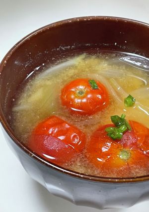 ミニトマトと玉ねぎのお味噌汁-レシピのメイン写真