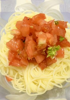バジルの穂を散りばめた冷たいパスタ-レシピのメイン写真