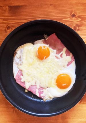 目玉焼きとベーコンチーズ乗せ-レシピのメイン写真