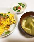 納豆ニラたま丼　オクラ山芋梅和え　みそ汁