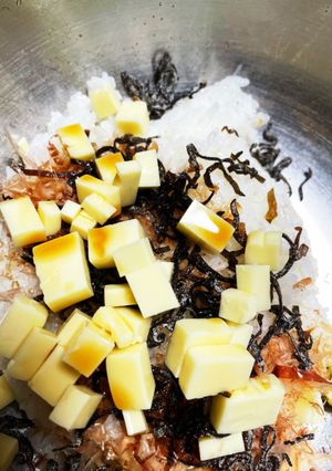 チーズ、塩昆布、鰹節、麺つゆ、おにぎり-レシピのメイン写真