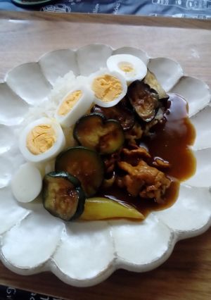 カレー。茹で卵とズッキーニ飾り。-レシピのメイン写真