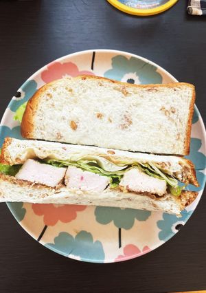 グリルチキン＆レタスのライ麦サンドイッチ-レシピのメイン写真