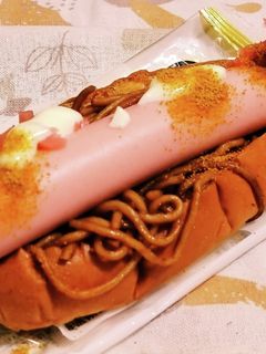 “焼きそばパン魚肉ソーセージをド~ンと”-レシピのメイン写真