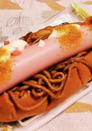“焼きそばパン魚肉ソーセージをド～ンと”-レシピのメイン写真