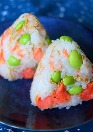 鮭と枝豆のお握り♫-レシピのメイン写真