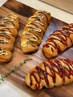 長いロングソーセージで作るソーセージパン-レシピのメイン写真