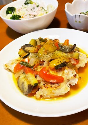 彩り鮮やかな胸肉の夏野菜オリーブソース-レシピのメイン写真