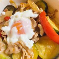 รูปของ 夏野菜と豚肉のスタミナ丼