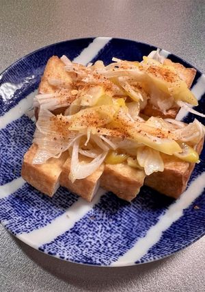 甘い！絹厚揚げ焼き　ごま油塩葱トッピング-レシピのメイン写真