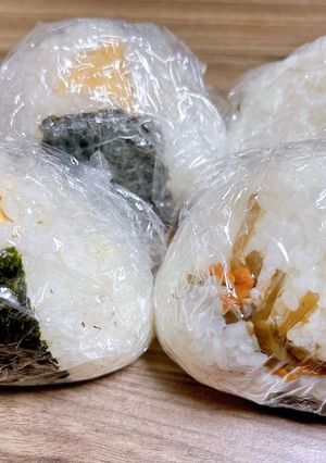 だし巻き卵の おにぎり-レシピのメイン写真
