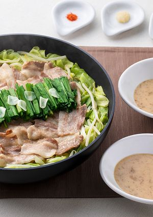 豚ばらとキャベツとにらのフライパン蒸し-レシピのメイン写真