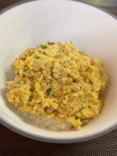 節約☆ふわふわ卵ひき割り納豆そぼろ丼-レシピのメイン写真