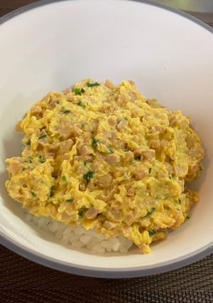 節約☆ふわふわ卵ひき割り納豆そぼろ丼-レシピのメイン写真