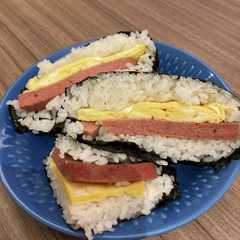 รูปของ ランチョンミートのおにぎらず