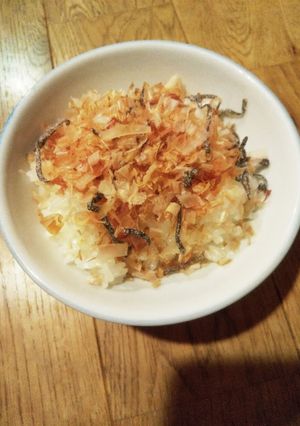 ご飯に鰹節と塩昆布-レシピのメイン写真