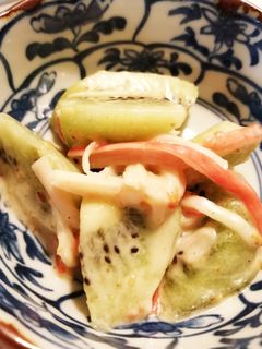 キウイとカニカマのサラダ-レシピのメイン写真