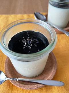 黒ごまソースの、とろとろ豆乳プリン-レシピのメイン写真