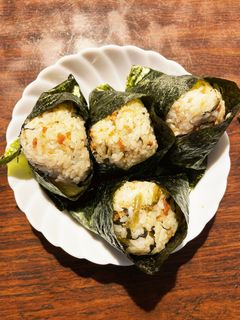 高菜と白胡麻とそぼろの焼き海苔おにぎり-レシピのメイン写真