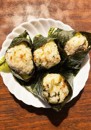 高菜と白胡麻とそぼろの焼き海苔おにぎり-レシピのメイン写真