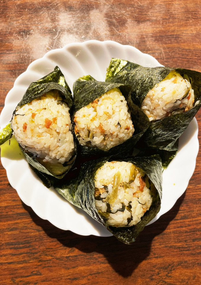 高菜と白胡麻とそぼろの焼き海苔おにぎり-レシピのメイン写真