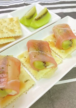 キウイとクリームチーズの生ハムカナッペ♪-レシピのメイン写真