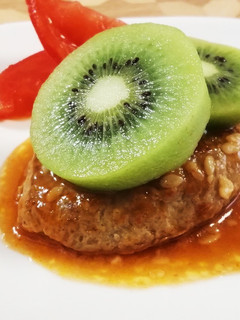 キウイフルーツ×甘酒入り煮込みハンバーグ-レシピのメイン写真