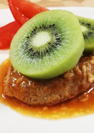 キウイフルーツ×甘酒入り煮込みハンバーグ-レシピのメイン写真