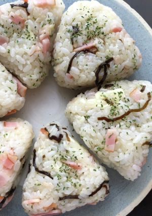 チーズとベーコンの塩昆布おにぎり-レシピのメイン写真