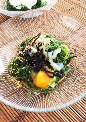 おかひじき温玉のせ♡塩昆布ソースがけ-レシピのメイン写真