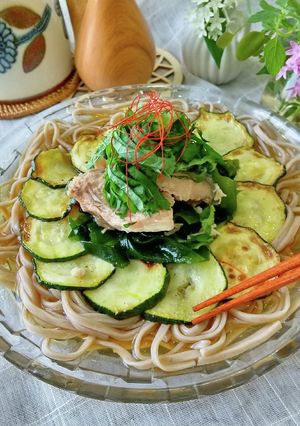お昼ご飯に！ズッキーニと鯖缶の冷やしそば-レシピのメイン写真