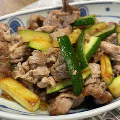 รูปของ 豚肉とズッキーニの塩麹炒め