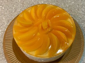 黄桃ゼリー乗せレアチーズケーキ-レシピのメイン写真
