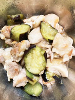 簡単♪鶏肉と茄子焼いて調味液にドボン♪-レシピのメイン写真