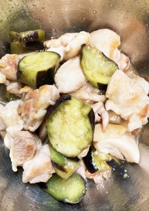 簡単♪鶏肉と茄子焼いて調味液にドボン♪-レシピのメイン写真