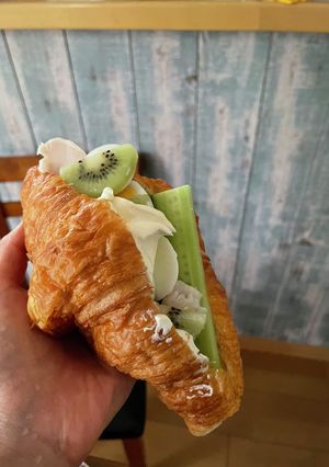 ゼスプリキウイ in クロワッサン-レシピのメイン写真