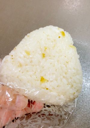 ピリ辛が最高　柚子胡椒入りおにぎり-レシピのメイン写真
