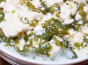 夏にピッタリ❣めかぶと豆腐のぶっかけ丼〜-レシピのメイン写真