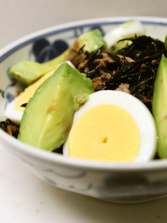 簡単♪美味♪ひじき煮物ゆで卵アボカドの丼-レシピのメイン写真