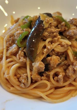 夏野菜と挽き肉のごまケチャ醤油パスタ-レシピのメイン写真