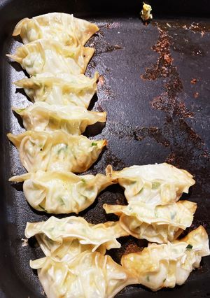 ヘルシーな手作りニラ＆野菜＆茸焼き餃子-レシピのメイン写真