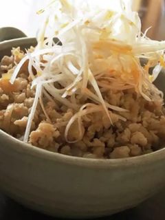 簡単 我が家の丼✨ピリ辛とりそぼろ丼-レシピのメイン写真