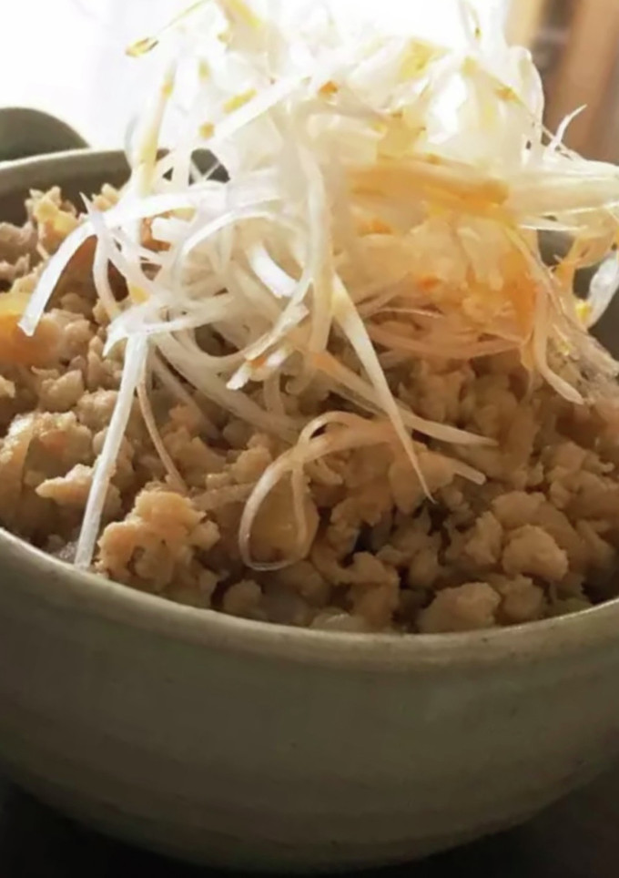 簡単　我が家の丼✨ピリ辛とりそぼろ丼-レシピのメイン写真