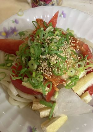 キムチ　トマト　油揚げ冷やしオガタうどん-レシピのメイン写真