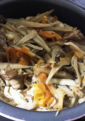 きんぴらごぼう入りまいたけ炊き込みご飯-レシピのメイン写真