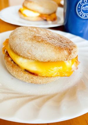 休日の朝食に♫ベーコンエッグマフィン-レシピのメイン写真